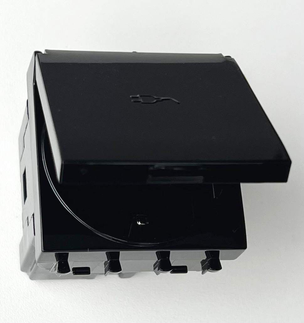 Schuko Steckdoseneinsatz (Typ F). Schwarz mit Klappe