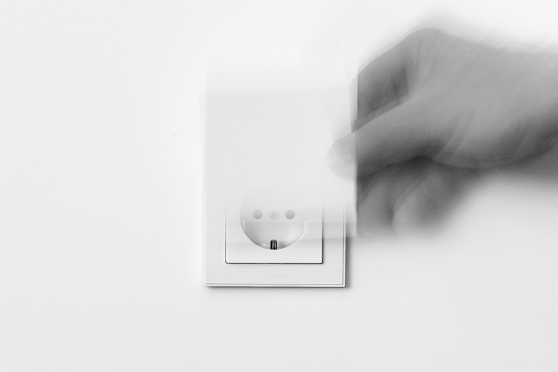 Set: Design-Steckdose PURIST, unsichtbar. 1-fach mit Abdeckung. Alpinweiß