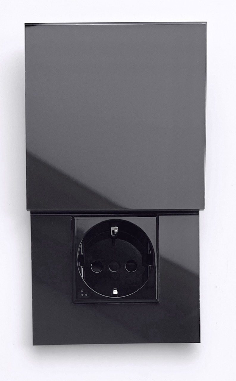 Braune Steckdose in Farrow Ball 36 Mahogany. 1-fach mit Abdeckung. MAXIM