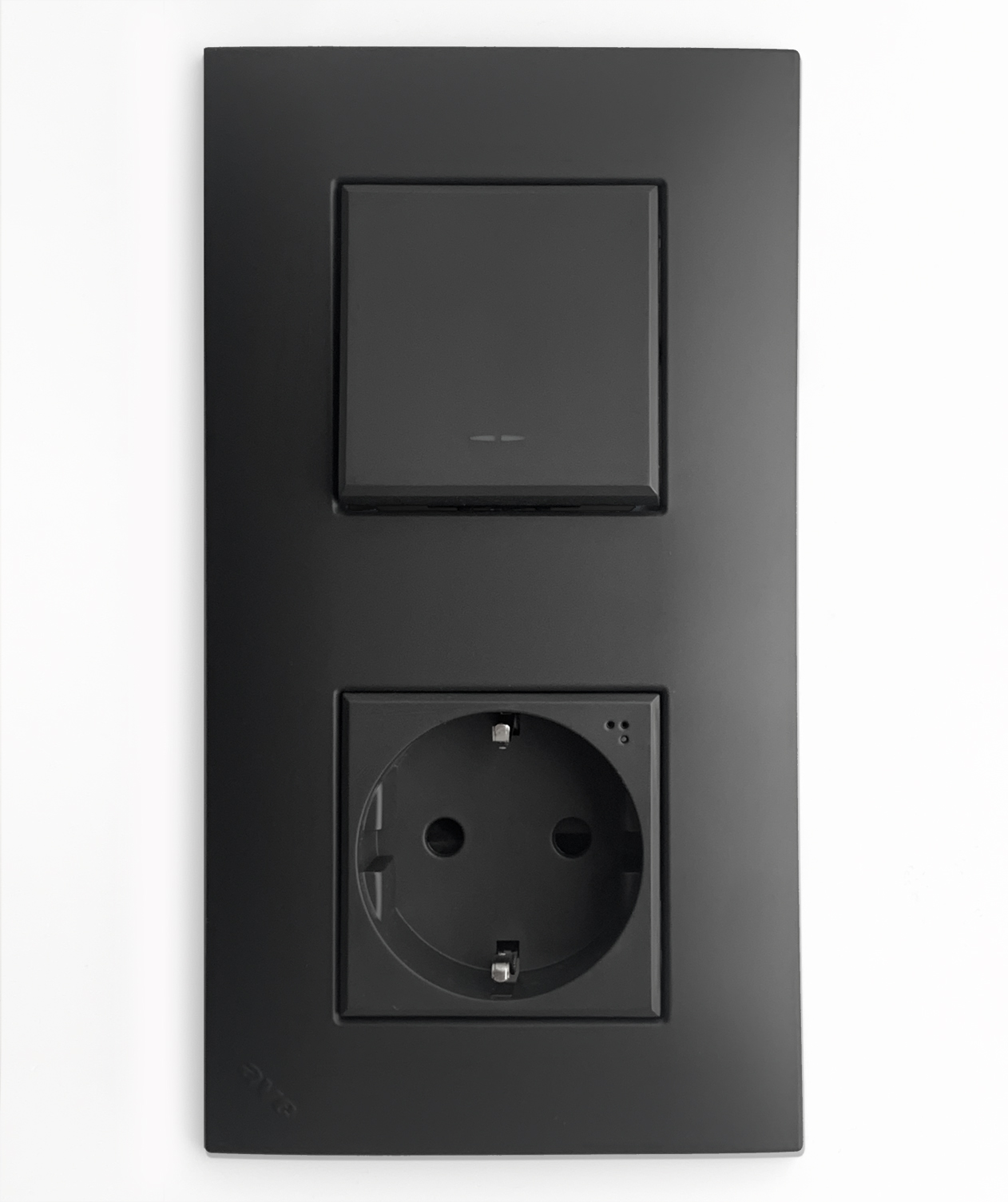 Ein-AUS WECHSEL-Schalter YOUNG. 1-fach mit Steckdose. Graphit-Schwarz. Matt. AVE s.p.a.